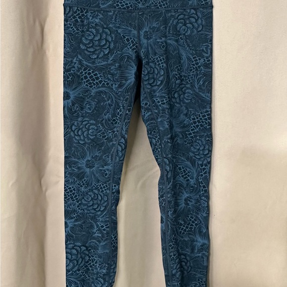 Size 6 Lululemon patterned pants/tights - Picture 1 of 3